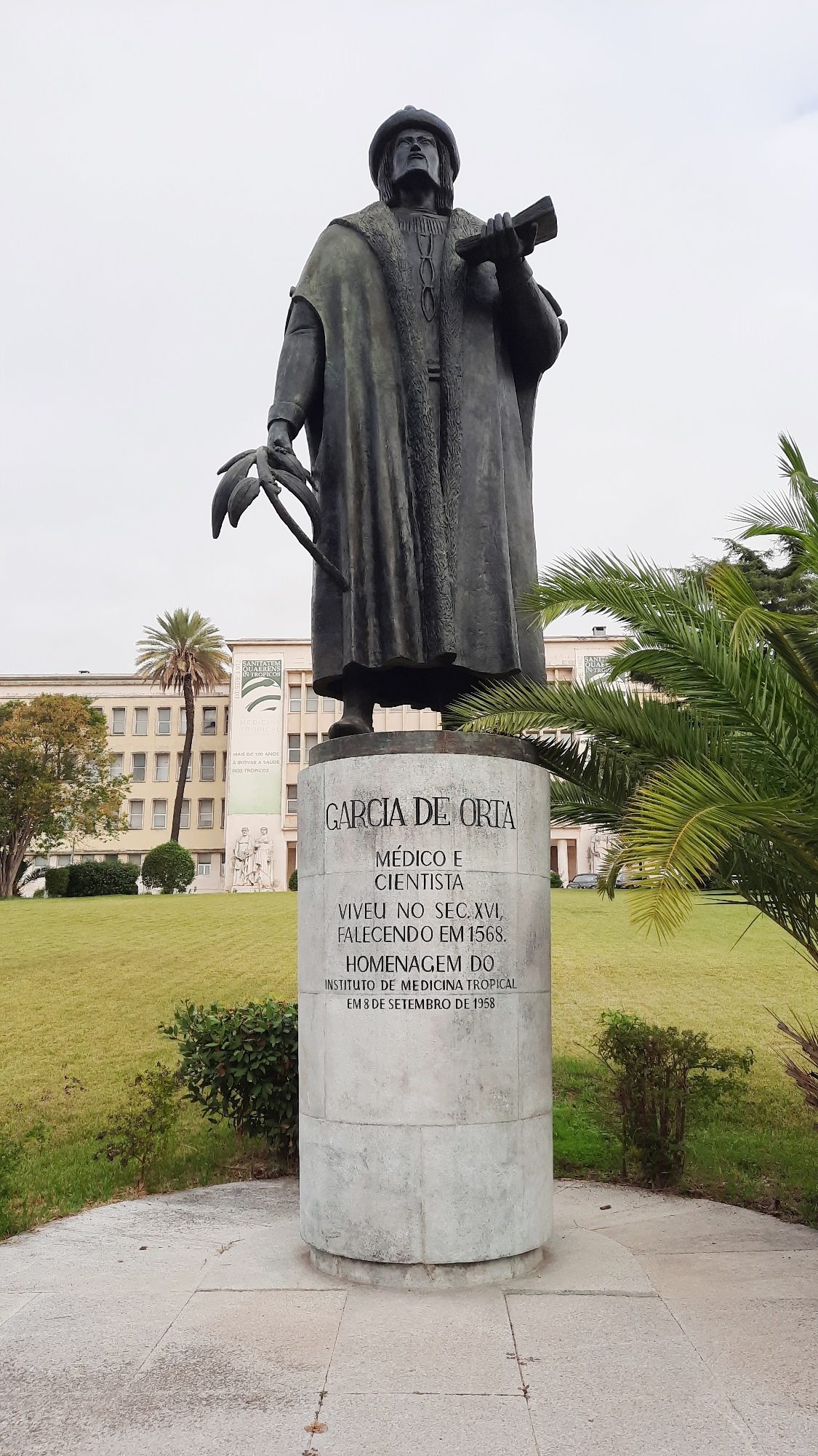 Garcia de Orta's monument, IHMT, Lisbon - 02.jpg